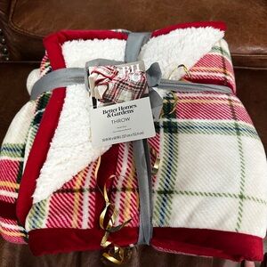 Better Homes And Gardens Red and White Holiday Throw Blanket